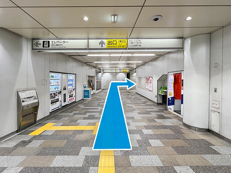 「調布駅」東口改札を出て左に進み、突き当たりを右折します。