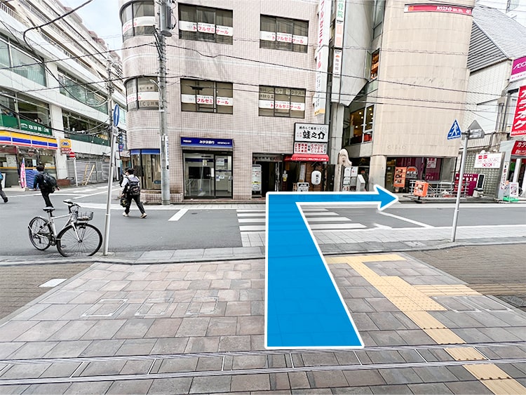 横断歩道を渡り、右に曲がります。