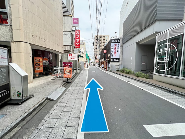 そのまま道なりに進みます。
