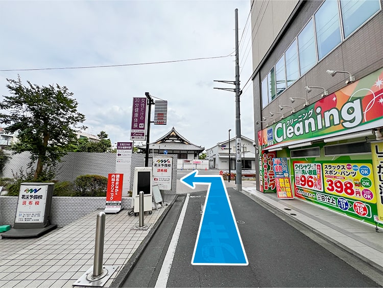 左に曲がります。