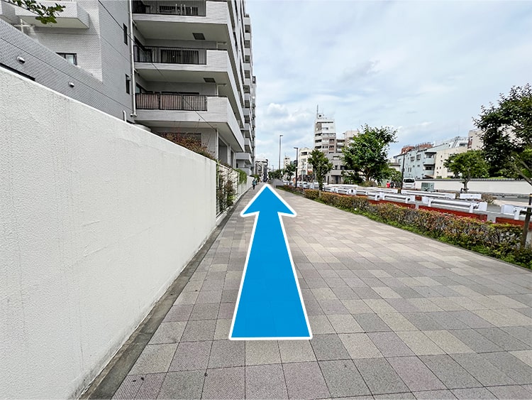 引き続き、道なりに進みます。