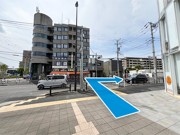 横断歩道を渡って右に曲がります。