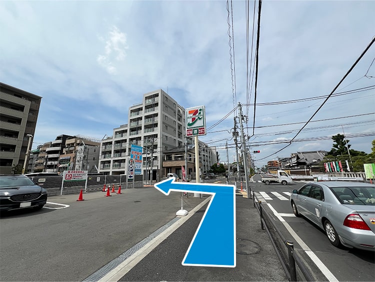 道なりに進み、「布田駅前」の信号手前で左に曲がります。